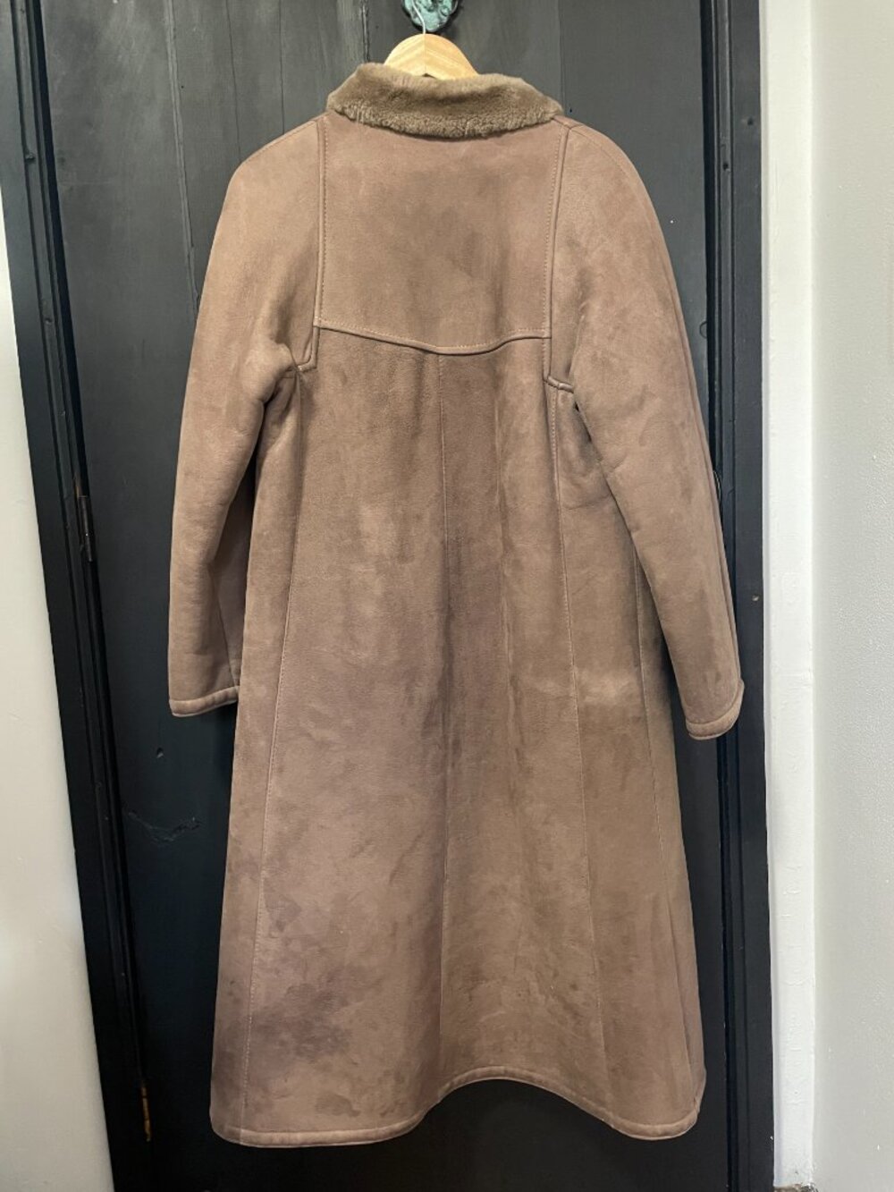 Vintage Burberry Shearling Full-Length Coat in Excellent Condition - Picture 2 of 8